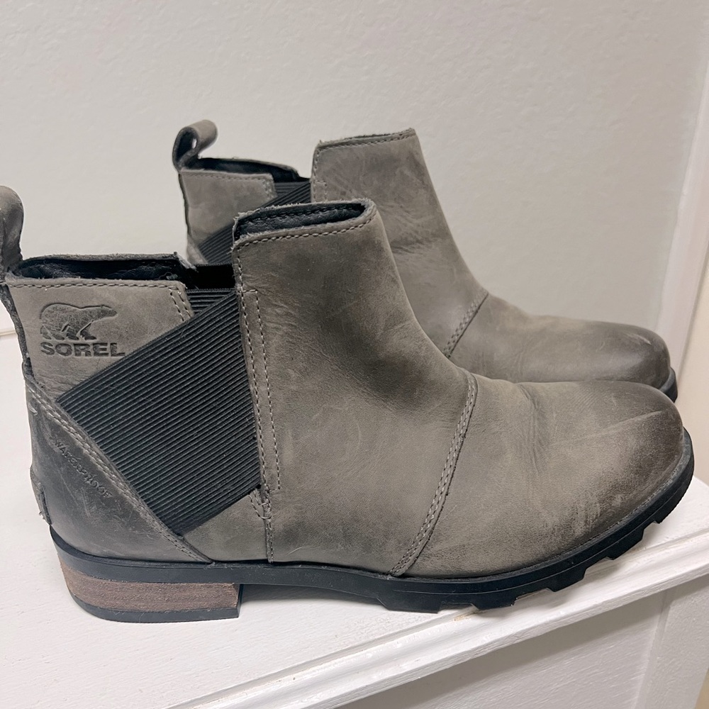 Sorel Emelie Chelsea boot- women’s size 7. Worn once- excellent condition.